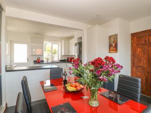 Holmefield House Image 1