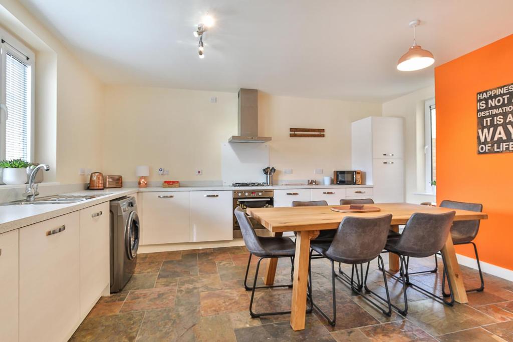 Exclusive - Stunning City Centre House! Parking Image 2
