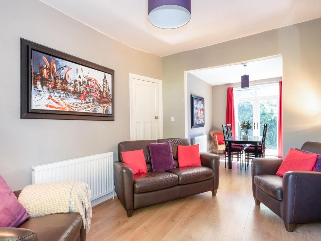 Bright, Comfy & Homely base for 4, & free parking! Image 1