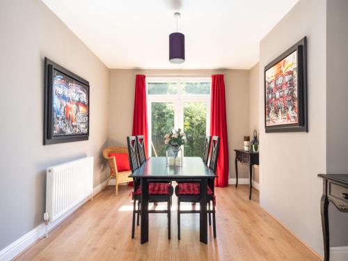 Bright, Comfy & Homely base for 4, & free parking! Image 3