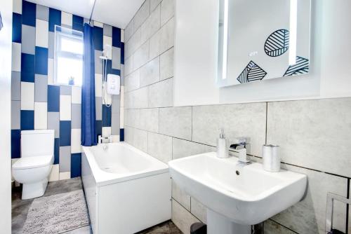 Cosy home from home -FreeParking-Close amenities Image 1