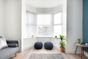 Cosy home from home -FreeParking-Close amenities Image 3