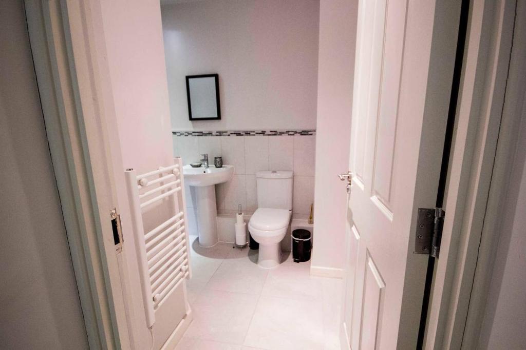 StayZo Modern Studio Apartment 1 in Bradford City Image 1