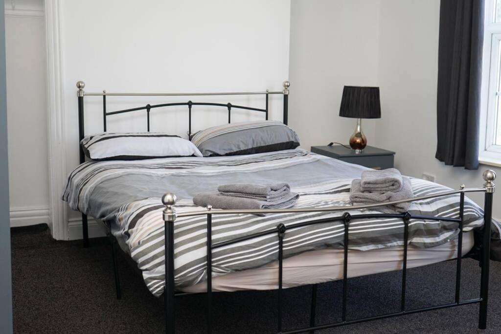 Hullidays - University Side Lg 4 bed House Image 1