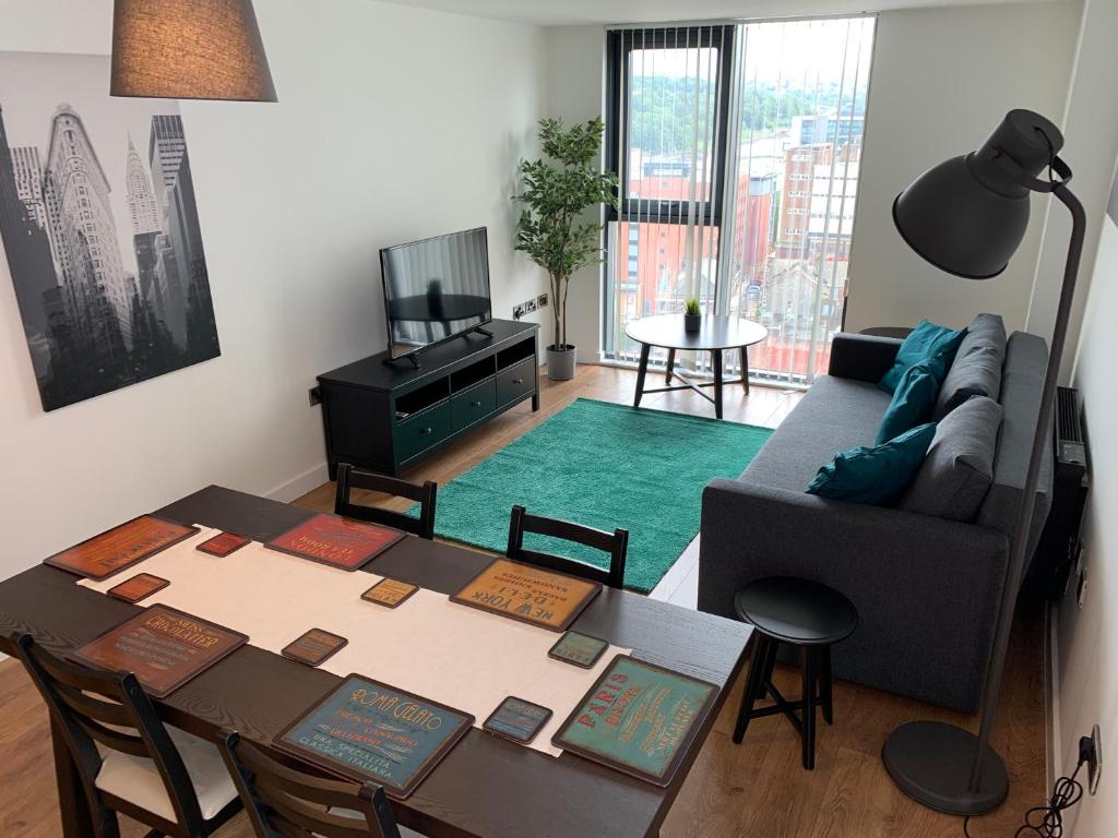 Sleeps up to 6, single beds available with perfect city centre location for work or leisure, Amazing city views! Image 1