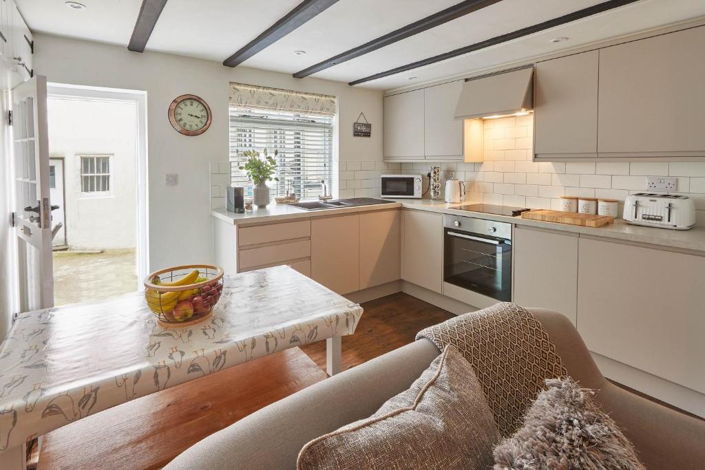 Host & Stay - Dolphin Cottage 1736 Image 3