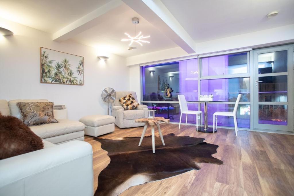 Live in Leeds Millenium Square Apartment Image 2