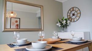 The Pavilion - Stunning, 4 Bedroom House with Free Parking Image 1