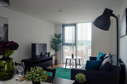 Sleeps up to 6, single beds available with perfect city centre location for work or leisure, Amazing city views! Image 2