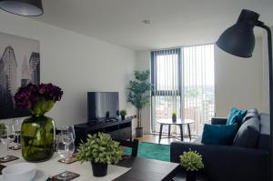 Sleeps up to 6, single beds available with perfect city centre location for work or leisure, Amazing city views! Image 3