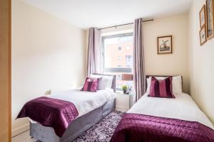 KING SIZE Bed, 2 Bath, FREE PARKING & WiFi Image 3