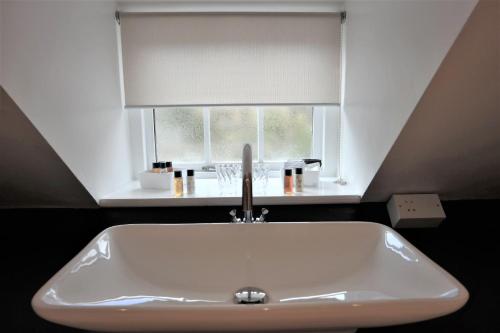 White Linen Whitby, Room Only Image 3