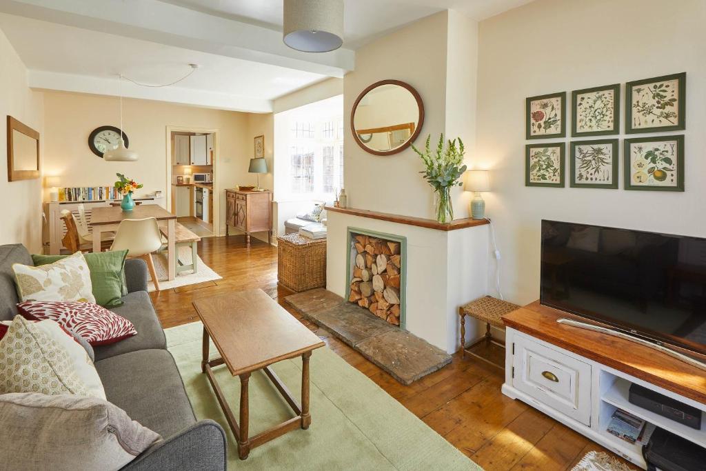 Host & Stay - Rosebank Cottage Image 1