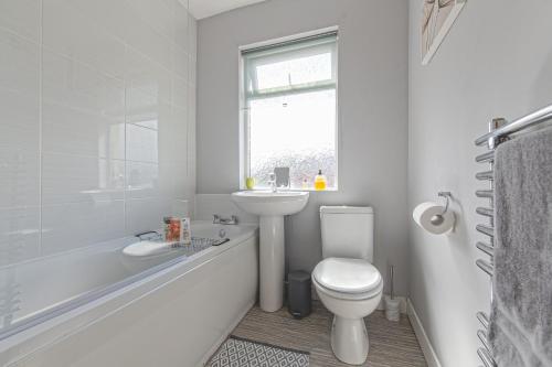 Bright and Modern Home 4 beds CCTV Parking Image 3