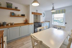 Host & Stay - Jet Cottage Image 1