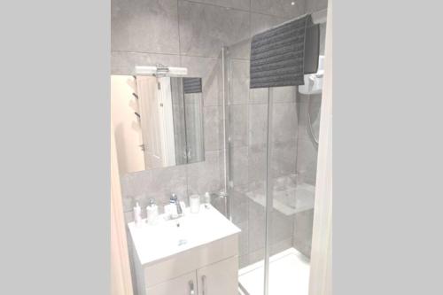 NEW APARTMENT - Offline Bookings on 079-504-13594 Image 2