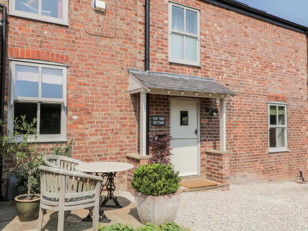 Yew Tree Cottage Image 1