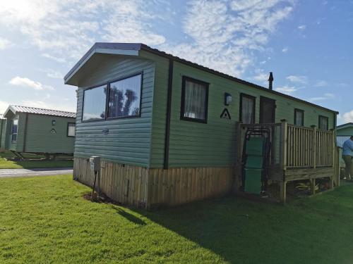 Woofles Luxury Caravan at Knaresborough Lido Image 1