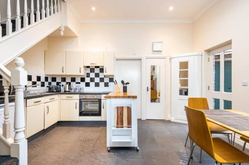 Sycamore Cottage York, dog friendly, close to the river Image 2