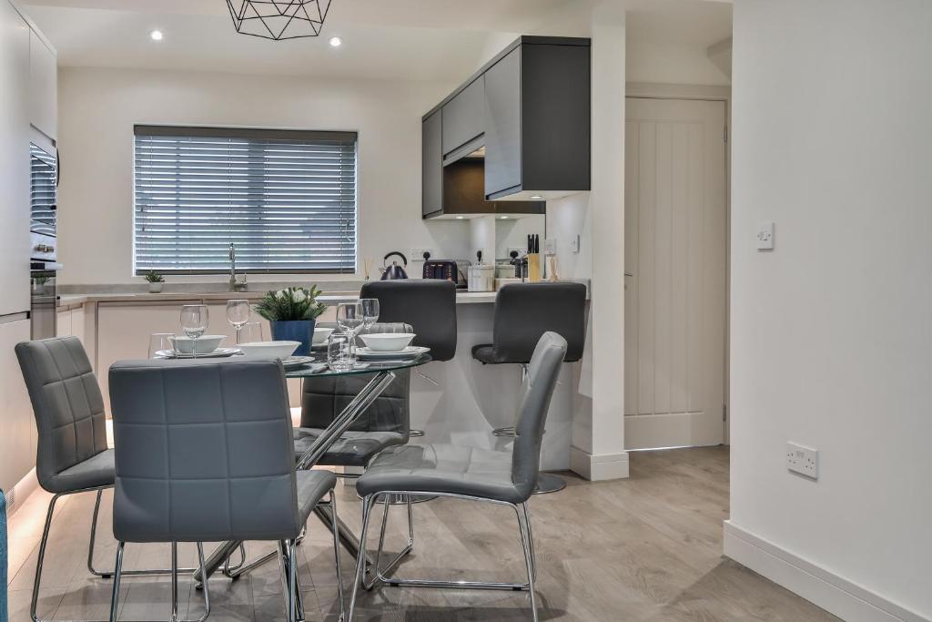 Renovated Whole House sleeps 4-5, WiFi, Parking near Sheffield Parkway Image 1