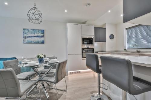 Renovated Whole House sleeps 4-5, WiFi, Parking near Sheffield Parkway Image 2