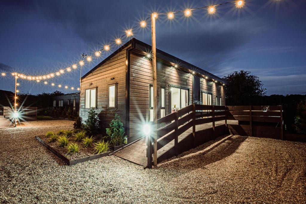Black Bull Retreat, Barmston with Private Hot Tubs Image 1