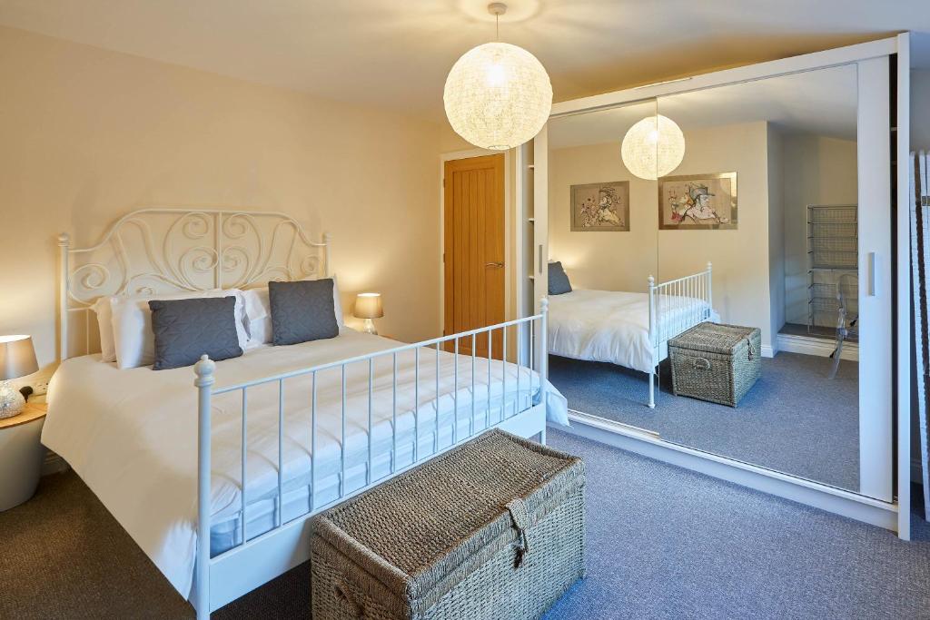 Host & Stay - Sitwell Cottage Image 1