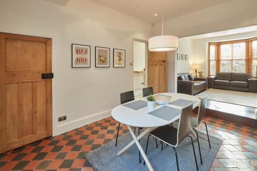 Host & Stay - Number 1 Gill Street Image 3