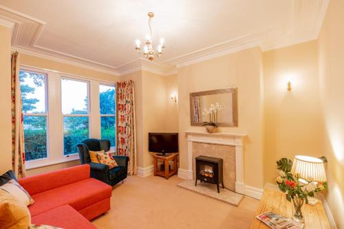 Harlow View Apartment, Harrogate - 2 bedroom duplex apartment. Sleeps 6. Dog Friendly. Image 2