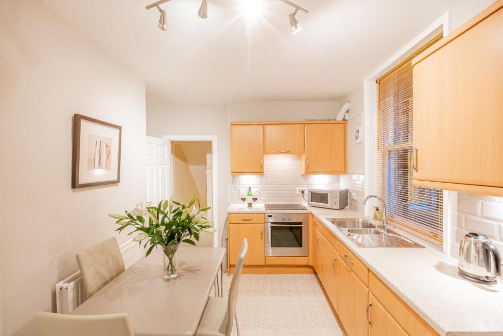Harlow View Apartment, Harrogate - 2 bedroom duplex apartment. Sleeps 6. Dog Friendly. Image 1