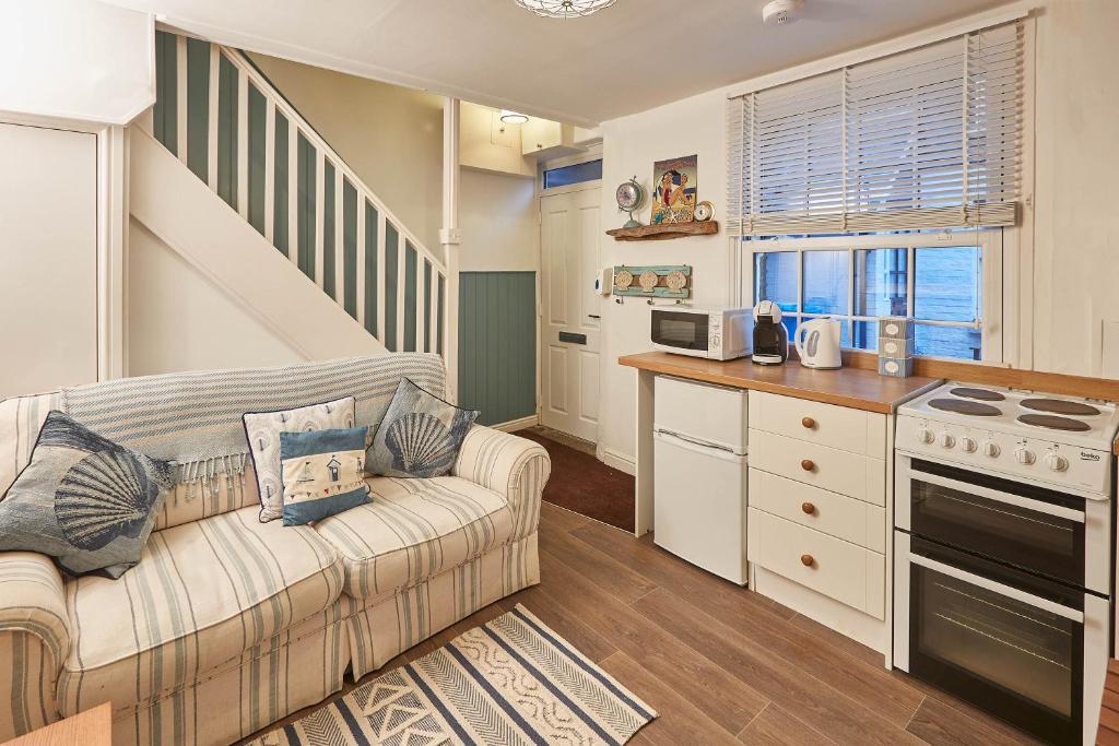 Host & Stay - Seashell Cottage Image 2