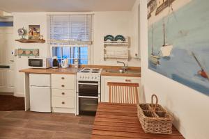 Host & Stay - Seashell Cottage Image 3