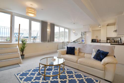 Scarborough-Penthouse, with private balcony, lift and parking Image 1