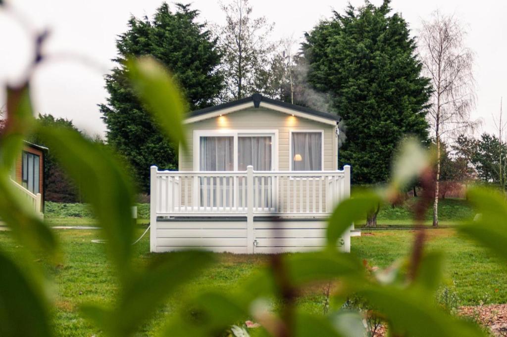 Yew Tree Lodge with Hot Tub Image 2