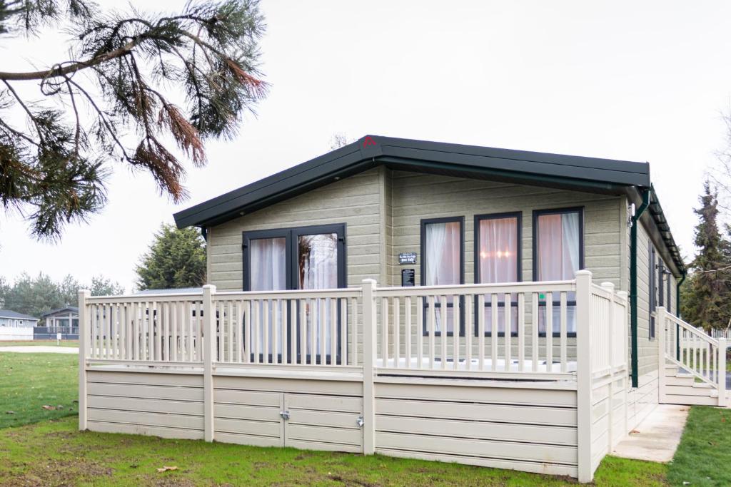 The White Rose Lodge with Hot Tub Image 2
