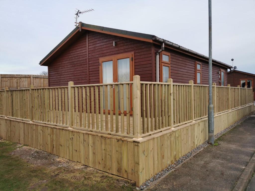 Captivatingly Stunning 2-Bed Cabin in Bridlington Image 3