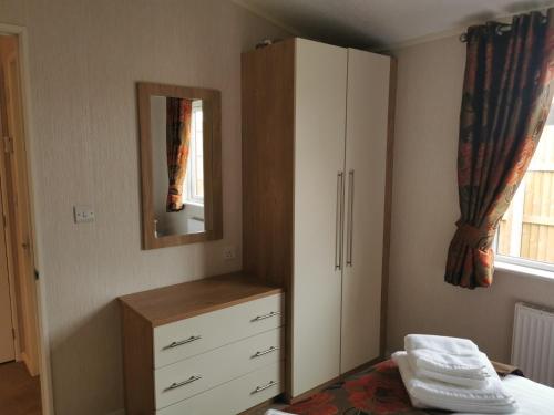 Captivatingly Stunning 2-Bed Cabin in Bridlington Image 2
