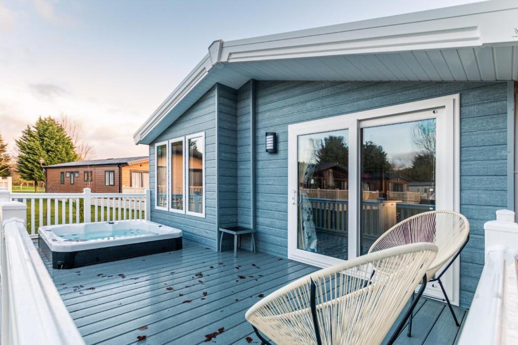 The Haven Lodge with Hot Tub Image 2