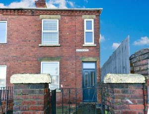4 Bedroom, 2 bathroom house - Free Parking Image 3