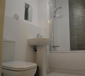 Book our Royal Suite today! Elegant spacious 2 bed apartment in the city centre - perfect for work or leisure! Image 2