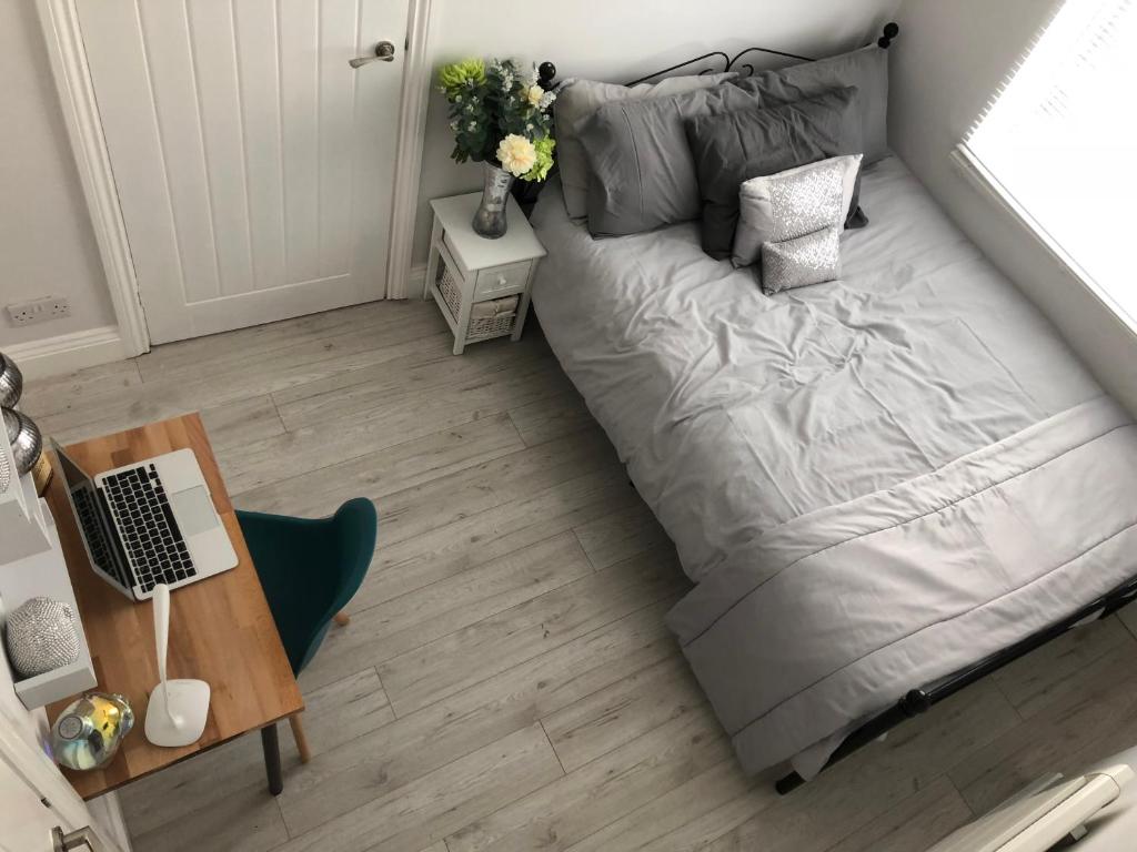 Falmouth Furnished House Sleeps 6 - Workstays UK Image 1