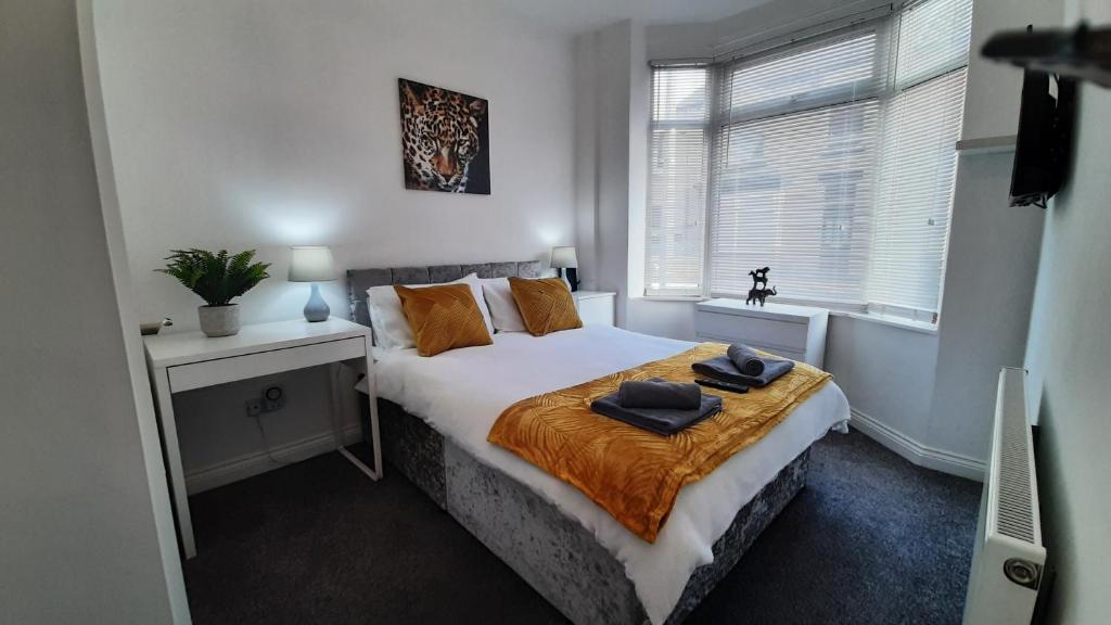 Finsbury House 3 bedrooms Workstays UK Image 1