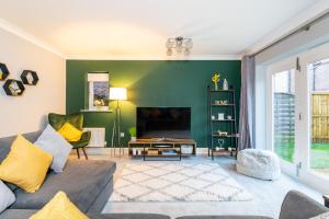 Spacious, modern & tasteful townhouse for up to 8! Image 1