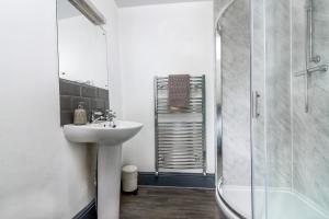 Whitby Central, 2mins Walk from Beach, Pet Friendly Image 2