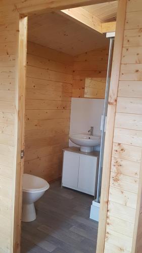 Cameron Court Cabin Image 2