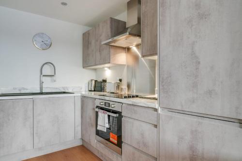 Lovely Riverside 2 Bed Apartment Image 2