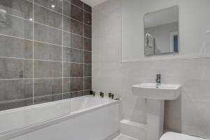 Lovely Riverside 2 Bed Apartment Image 3