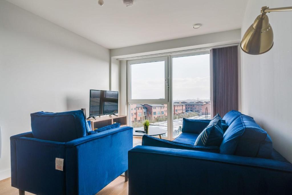 Lovely Riverside 2 Bed Apartment Image 1