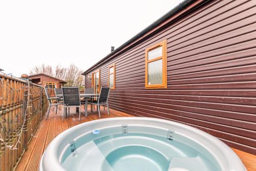 Lottie's Lodge With Hot Tub Image 2