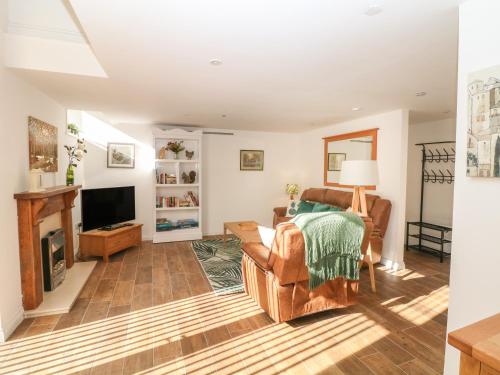 Oak Cottage Image 1